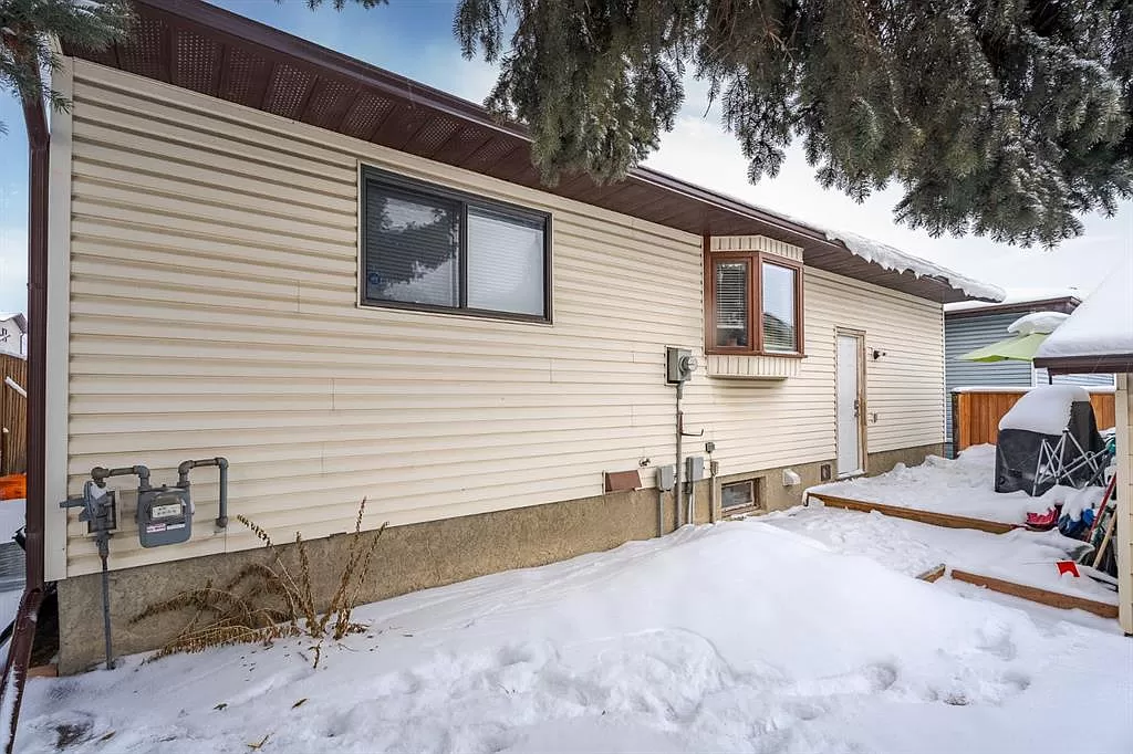 15 N Bedwood Hl NE, Calgary, AB T3K 1L8