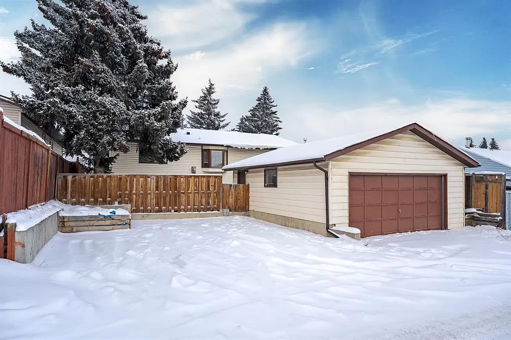 15 N Bedwood Hl NE, Calgary, AB T3K 1L8