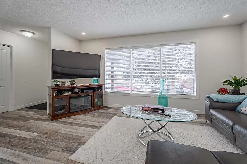 15 N Bedwood Hl NE, Calgary, AB T3K 1L8